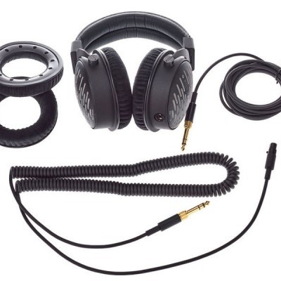 Auscultadores com cabos e almofadas em couro sintético preto