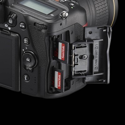 Câmara digital reflex com cartões SanDisk e tampa aberta