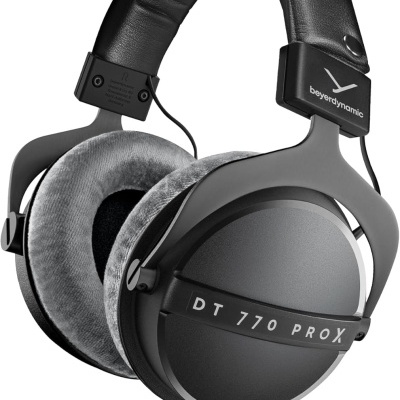 Auscultadores pretos beyerdynamic DT 770 PRO X com almofadas cinzentas e arco acolchoado
