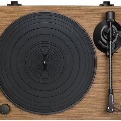 Gira-discos vintage em madeira com prato preto e braço de leitura preto.