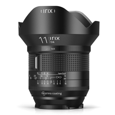 Lente fotográfica Irix 11mm f/4 preta com anéis e marcações de foco