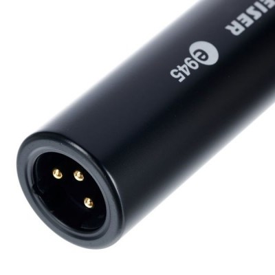 Microfone preto com conector XLR de 3 pinos dourados