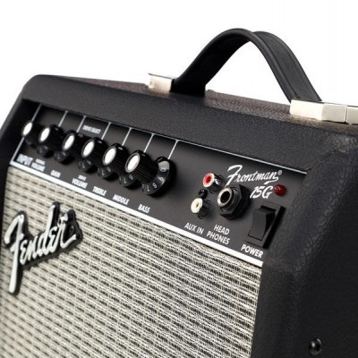 Amplificador de guitarra Fender Frontman 15G preto com grelha cinza e botões pretos