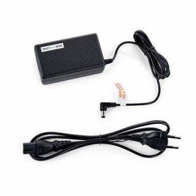 Carregador preto com cabo e ficha de tomada europeia