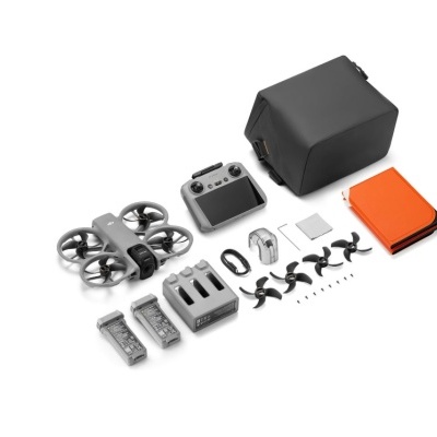 Conjunto de drone com acessórios variados em fundo branco