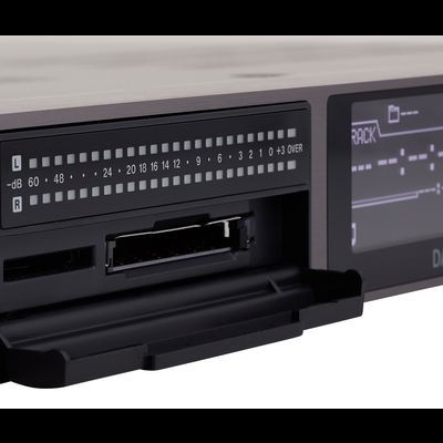 Interface áudio TASCAM DA-3000 preta com ecrã digital e botões