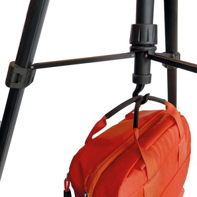 Mochila laranja pendurada num tripé preto