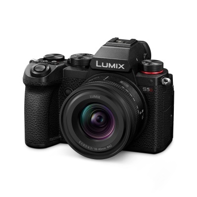 Câmara fotográfica digital Panasonic Lumix S5 preta com lente e botões