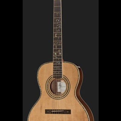 Guitarra acústica de madeira com marcações decorativas no braço e rosácea