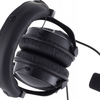 Auriculares pretos com microfone e almofadas acolchoadas em couro sintético