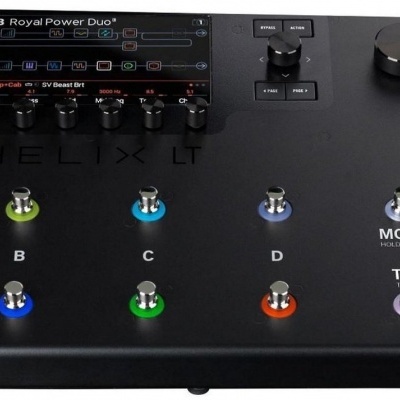 Pedaleira para guitarra eléctrica preta com botões coloridos, display e pedal de expressão.