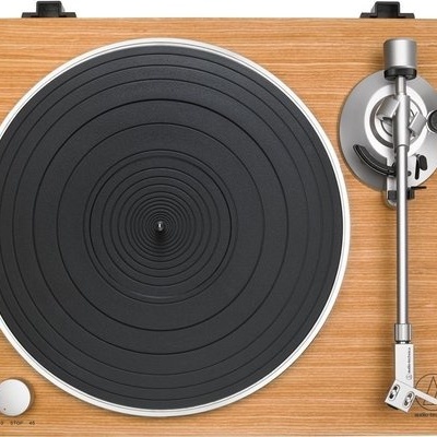 Toca-discos de madeira clara com prato preto e braço metálico