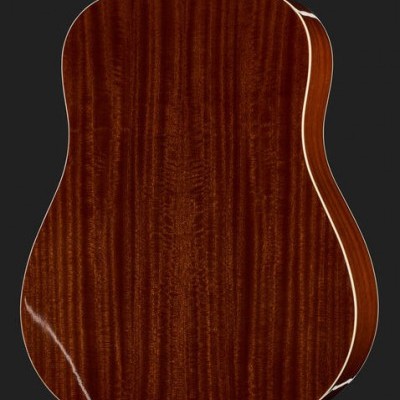 Parte traseira de guitarra acústica castanha em fundo preto