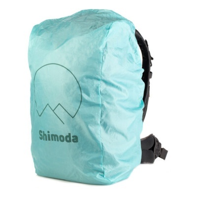 Mochila com capa protetora azul claro e logótipo Shimoda