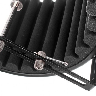 Suporte e placa de espuma preta com cavidades onduladas para montagem