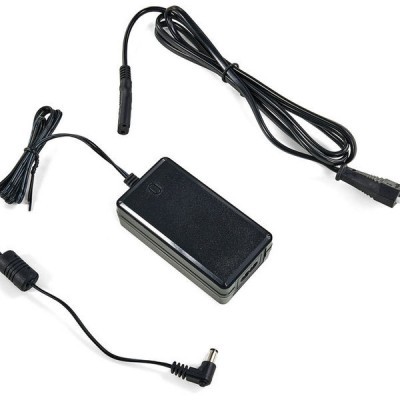 Carregador preto com cabo e conector redondo sobre fundo branco