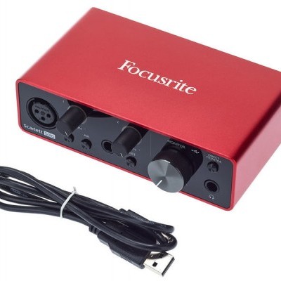 Interface de áudio Focusrite Scarlett 2i2 vermelha com painel frontal preto e cabo USB