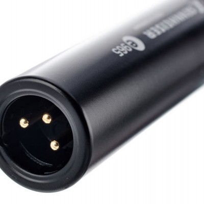 Microfone preto com conector XLR de três pinos