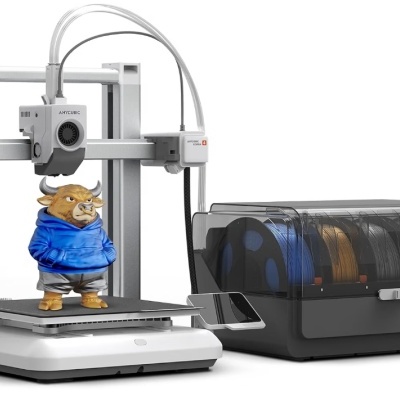 Impressora 3D ANYCUBIC com figura de touro e filamentos coloridos
