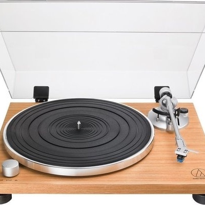 Gira-discos de madeira clara com pratos pretos e tampa transparente aberta