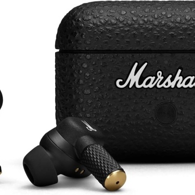 Auriculares sem fios Marshall pretos com estojo de carregamento texturizado.