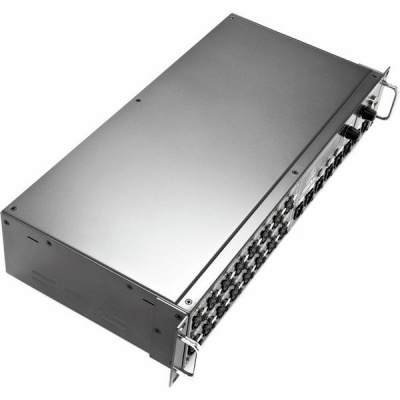 Equipamento eletrónico metálico com múltiplas portas e botões