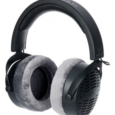 Headphones over-ear cinza e preto com texto DT 990 PRO
