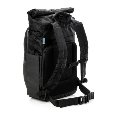 Mochila preta com padrão camuflado e alças acolchoadas
