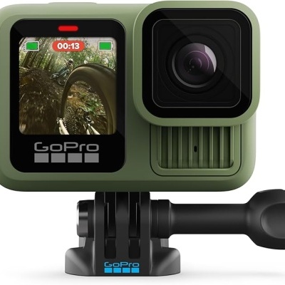 Câmara de ação GoPro verde com ecrã frontal e base preta para fixação