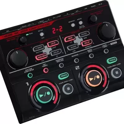 Controlador de DJ preto com botões e luzes vermelhas e piscando