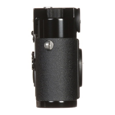 Câmara fotográfica preta vista de lado com corpo texturizado e botões metálicos