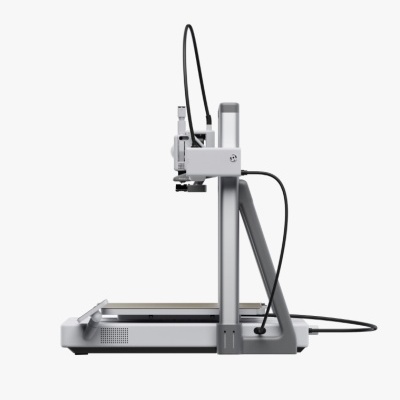 Máquina CNC compacta cinzenta com base retangular e estrutura vertical com cabos.