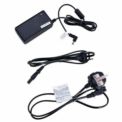 Adaptador de energia preto com cabos e ficha de três pinos