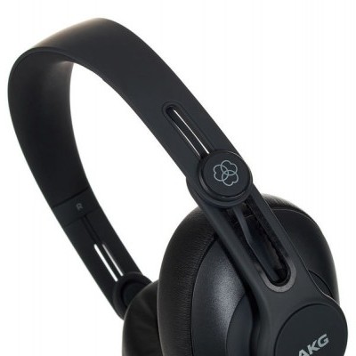 Auriculares pretos AKG com diadema ajustável e almofadas acolchoadas