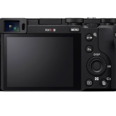 Câmara digital preta RX1R III vista traseira com ecrã LCD e botões de controlo