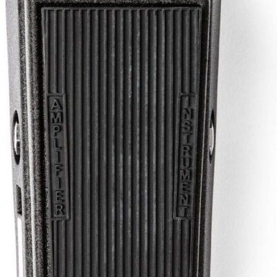 Pedal de efeito para guitarra com base preta e acabamento metálico prateado