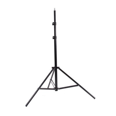 Tripé preto metálico com pernas ajustáveis em fundo branco