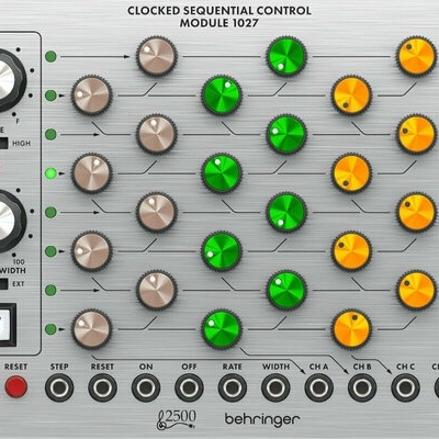 Painel metálico de controle sequencial com botões rotativos coloridos e texto 'CLOCKED SEQUENTIAL CONTROL MODULE 1027'.