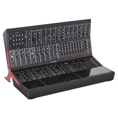 Sintetizador modular Behringer preto com botões brancos e estrutura metálica e suporte vermelho