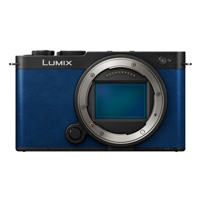 Câmara fotográfica LUMIX azul com corpo e texturas visíveis sem lente