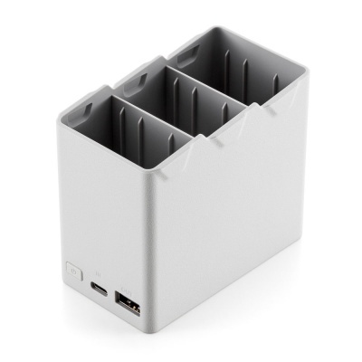 HUB USB cinza com três compartimentos e entradas USB e USB-C