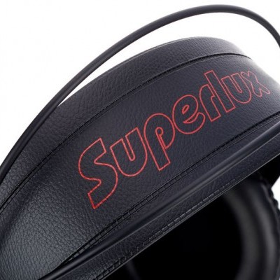 Capacete preto Superlux em couro sintético com visor translúcido