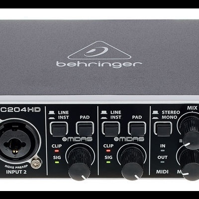 Interface de áudio Behringer UMC204HD cinzenta com botões e conectores pretos.