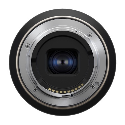 Lente de objetiva fotográfica vista pela parte traseira com detalhes metálicos e vidro azul