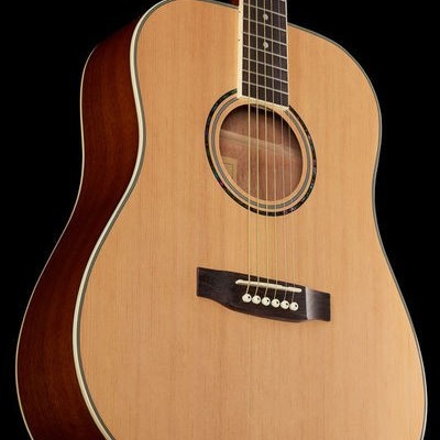 Guitarra acústica de madeira clara com laterais escuras e cordas em metal