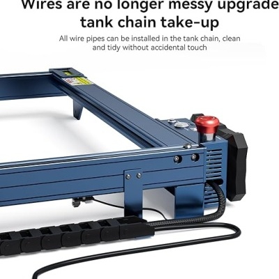 Estrutura metálica azul com botão vermelho e sistema de organização de fios