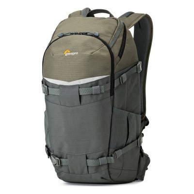 mochila Lowepro verde e cinzenta com fechos zip e correias ajustáveis