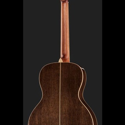 Guitarra clássica de madeira escura vista de costas