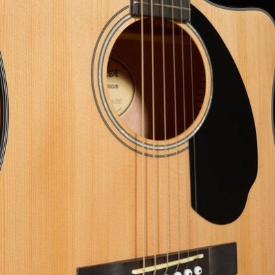 Guitarra acústica em madeira clara com tampo natural e chapa preta