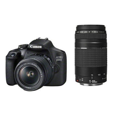 Câmara Canon EOS 2000D com duas lentes pretas sobre fundo branco